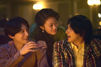 Auch abseits der Bühne unzertrennlich: Kikuo Tachibana (Ryō Yoshizawa, li.), Shunsuke Ogaki (Ryusei Yokohama, r.) und ihr größter Fan Harue Fukuda (Mitsuki Takahata, m.)