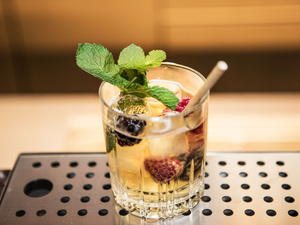 Zusätzlich zu diesem Jubiläumsdrink präsentiert NH Collection zehn weitere Signature-Cocktails Zusätzlich zu diesem Jubiläumsdrink präsentiert NH Collection zehn weitere Signature-Cocktails