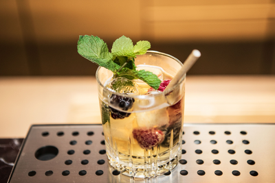 Zusätzlich zu diesem Jubiläumsdrink präsentiert NH Collection zehn weitere Signature-Cocktails