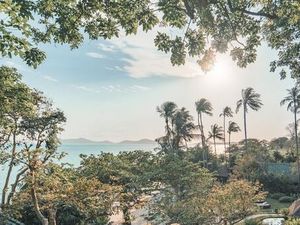 Einatmen, ausatmen, ankommen – im thailändischen Kamalaya Koh Samui, eingebettet in einen tropischen Garten, finden Gäste dank maßgeschneiderter Wellnessprogramme zu innerer Ruhe und Stärke