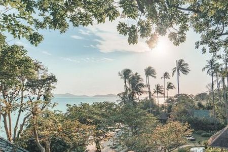 Einatmen, ausatmen, ankommen – im thailändischen Kamalaya Koh Samui, eingebettet in einen tropischen Garten, finden Gäste dank maßgeschneiderter Wellnessprogramme zu innerer Ruhe und Stärke
