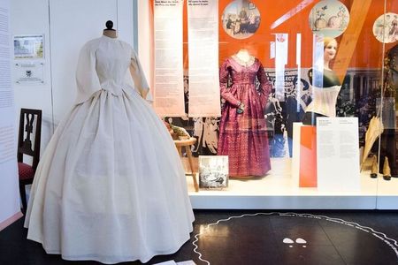 Vom viktorianischen Korsett bis zum Minirock reicht die Ausstellung des Frauenmuseums in Meran