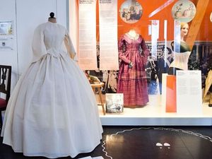Vom viktorianischen Korsett bis zum Minirock reicht die Ausstellung des Frauenmuseums in Meran