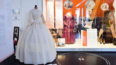 Vom viktorianischen Korsett bis zum Minirock reicht die Ausstellung des Frauenmuseums in Meran