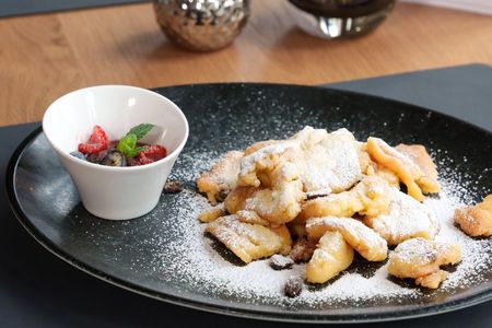 Süße Sünden und alpine Klassiker: Im Genusshotel Der Löwe gibt es Pinzgauer Küche zum Mitmachen – Gastgebertochter Elisabeth Madreiter gibt Gästen bei Kaiserschmarrn- und Kasnocken- Kurs echte Familienrezepte weiter