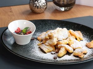 Süße Sünden und alpine Klassiker: Im Genusshotel Der Löwe gibt es Pinzgauer Küche zum Mitmachen – Gastgebertochter Elisabeth Madreiter gibt Gästen bei Kaiserschmarrn- und Kasnocken- Kurs echte Familienrezepte weiter Süße Sünden und alpine Klassiker: Im Genusshotel Der Löwe gibt es Pinzgauer Küche zum Mitmachen – Gastgebertochter Elisabeth Madreiter gibt Gästen bei Kaiserschmarrn- und Kasnocken- Kurs echte Familienrezepte weiter