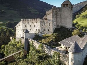 Die geführte Panoramatour auf Burg Heinfels in Osttirol/Österreich erzählt mithilfe von Modellen, Animationen und interaktiven Landkarten die Geschichte einer Königin Die geführte Panoramatour auf Burg Heinfels in Osttirol/Österreich erzählt mithilfe von Modellen, Animationen und interaktiven Landkarten die Geschichte einer Königin