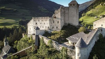 Die geführte Panoramatour auf Burg Heinfels in Osttirol/Österreich erzählt mithilfe von Modellen, Animationen und interaktiven Landkarten die Geschichte einer Königin