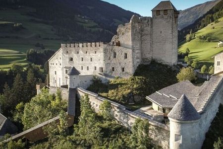 Die geführte Panoramatour auf Burg Heinfels in Osttirol/Österreich erzählt mithilfe von Modellen, Animationen und interaktiven Landkarten die Geschichte einer Königin