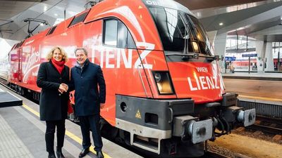 Gemeinsamer Auftritt für nachhaltige Mobilität: ÖBB Vorständin Dr. Sabine Stock (li.) und Obmann Franz Theurl vom TVB Osttirol (re.) bei der Taufe der Lok 1116 „Osttirol“