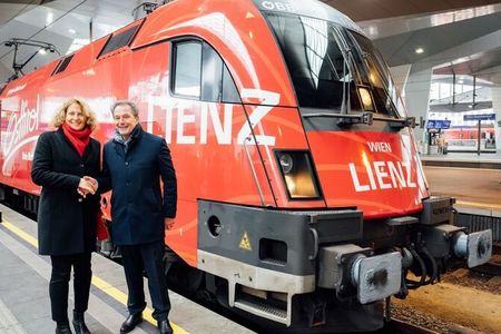 Gemeinsamer Auftritt für nachhaltige Mobilität: ÖBB Vorständin Dr. Sabine Stock (li.) und Obmann Franz Theurl vom TVB Osttirol (re.) bei der Taufe der Lok 1116 „Osttirol“