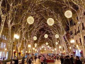 Während der Weihnachtszeit erstrahlt Mallorcas Hauptstadt Palma in feierlichem Glanz Während der Weihnachtszeit erstrahlt Mallorcas Hauptstadt Palma in feierlichem Glanz