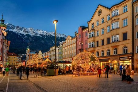 Zur Weihnachtszeit wird die Innsbrucker Maria-Theresien-Straße nahe des Hotel Schwarzer Adler festlich erleuchtet