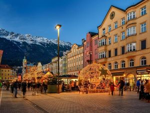 Zur Weihnachtszeit wird die Innsbrucker Maria-Theresien-Straße nahe des Hotel Schwarzer Adler festlich erleuchtet