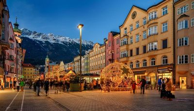 Zur Weihnachtszeit wird die Innsbrucker Maria-Theresien-Straße nahe des Hotel Schwarzer Adler festlich erleuchtet