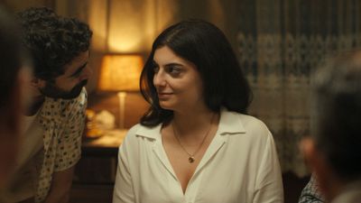 Nino (Hasan Akil) bewirtet Yasmina (Mounia Akl) in seinem Restaurant