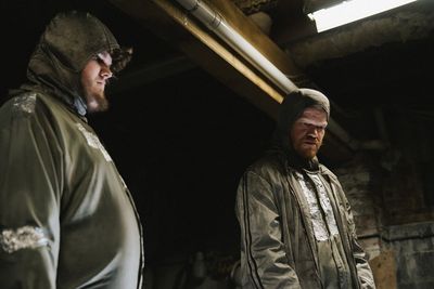 Don (Aidan Delbis, li.) und Teddy (Jesse Plemons) glauben, dass Michelle die Menschheit vernichten will