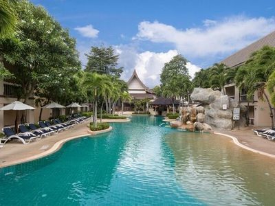 Wer sich im Urlaub die Option auf vollumfänglichen Service offenhalten will, nächtigt in einem der beiden Inselresorts der thailändischen Hotelgruppe Centara Hotels & Resorts auf Phuket oder Samu