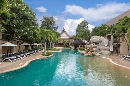 Wer sich im Urlaub die Option auf vollumfänglichen Service offenhalten will, nächtigt in einem der beiden Inselresorts der thailändischen Hotelgruppe Centara Hotels & Resorts auf Phuket oder Samu