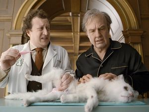 Dr. Berg (Ross Hatt), Digger Rockwell (Tom Cruise) und Katze Maggie, Diggers Ein und Alles