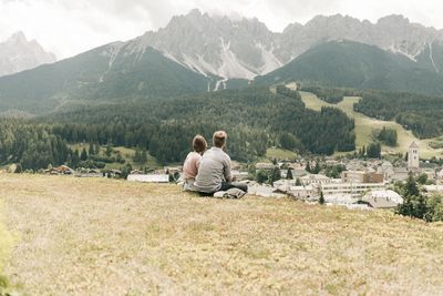 Gemeinsame Stunden als Paar und die Muße, sich auf den neuen Lebensabschnitt zu besinnen, zeichnet eine Babymoon-Auszeit im Südtiroler Naturhotel Leitlhof in den Dolomiten aus