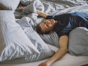 So ausgeruht würde morgens jeder gern aufwachen. Der bayerischen Kneippkurort Füssen rückt nächtlicher Unruhe unter anderem mithilfe der Hydrotherapie des Allgäuer Wasserdoktors zu Leibe So ausgeruht würde morgens jeder gern aufwachen. Der bayerischen Kneippkurort Füssen rückt nächtlicher Unruhe unter anderem mithilfe der Hydrotherapie des Allgäuer Wasserdoktors zu Leibe