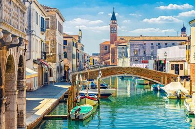Malerischer Kanal in Chioggia mit bunten Booten