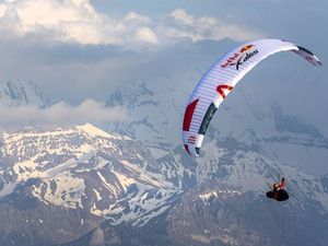 2025 landen die Teilnehmer der Red Bull X-Alps mit ihren Gleitschirmen in der Südtiroler Gemeinde Schenna bei Meran