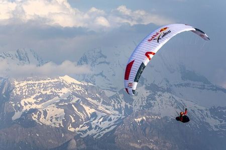 2025 landen die Teilnehmer der Red Bull X-Alps mit ihren Gleitschirmen in der Südtiroler Gemeinde Schenna bei Meran