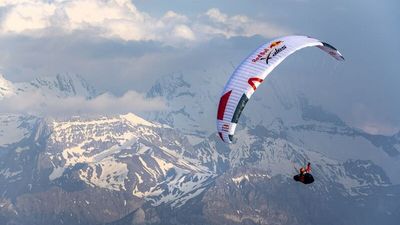 2025 landen die Teilnehmer der Red Bull X-Alps mit ihren Gleitschirmen in der Südtiroler Gemeinde Schenna bei Meran