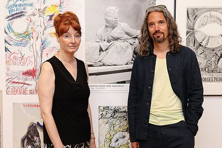 Diana Brus, die Tochter des 2024 verstorbenen Künstlers, und Kurator Roman Grabner in der Ausstellung "Das Bleiben im Rahmen des Unmöglichen"
