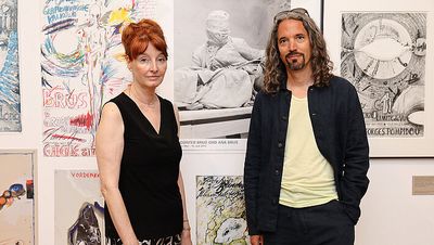 Diana Brus, die Tochter des 2024 verstorbenen Künstlers, und Kurator Roman Grabner in der Ausstellung "Das Bleiben im Rahmen des Unmöglichen"