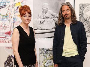 Diana Brus, die Tochter des 2024 verstorbenen Künstlers, und Kurator Roman Grabner in der Ausstellung "Das Bleiben im Rahmen des Unmöglichen"