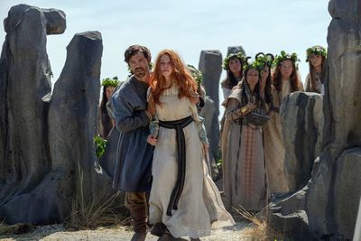 Rob Cole (Tom Payne) und die potenzielle Thronfolgerin Ilene (Áine Rose Daly)