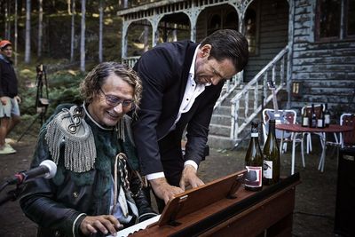 Manfred (Mads Mikkelsen) und sein Bruder Anker (Nikolaj Lie Kaas) arrangieren sich mit ihrem neuen Leben auf dem alten Grundstück ihrer Mutter