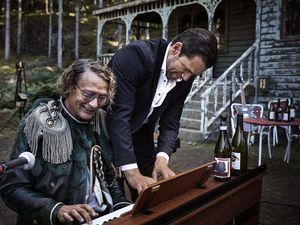 Manfred (Mads Mikkelsen) und sein Bruder Anker (Nikolaj Lie Kaas) arrangieren sich mit ihrem neuen Leben auf dem alten Grundstück ihrer Mutter Manfred (Mads Mikkelsen) und sein Bruder Anker (Nikolaj Lie Kaas) arrangieren sich mit ihrem neuen Leben auf dem alten Grundstück ihrer Mutter