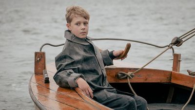 Nanning (Jasper Billerbeck) muss mitanpacken – zum Beispiel beim Fischen mit Sam Gangsters