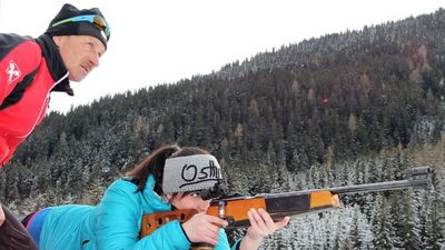Obertilliach in Osttirol: Im Langlauf- und Biathlonzentrum auf 1.450 Metern lernen Gäste mit Luftdruck- oder Kleinkalibergwehr die Verbindung aus Ausdauer, Präzision und Konzentration