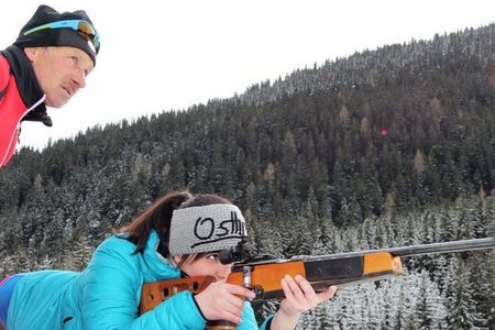 Obertilliach in Osttirol: Im Langlauf- und Biathlonzentrum auf 1.450 Metern lernen Gäste mit Luftdruck- oder Kleinkalibergwehr die Verbindung aus Ausdauer, Präzision und Konzentration
