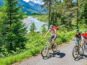 Die letzte Etappe des Lechradwegs führt vom österreichischen Reutte bis nach Steeg ins obere Tiroler Lechtal Die letzte Etappe des Lechradwegs führt vom österreichischen Reutte bis nach Steeg ins obere Tiroler Lechtal