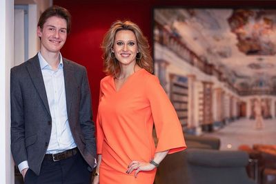 Staffelstabübergabe bei den Jungen Unternehmern in NRW: der neue Landesvorsitzende Veit Ulbricht und seine Amtsvorgängerin Eva Blank