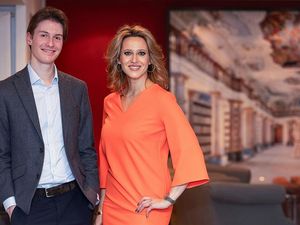 Staffelstabübergabe bei den Jungen Unternehmern in NRW: der neue Landesvorsitzende Veit Ulbricht und seine Amtsvorgängerin Eva Blank