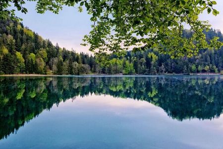 Rund um den Alatsee in Füssen führt ein eineinhalb Kilometer langer und bei Urlaubern beliebter Rundweg
