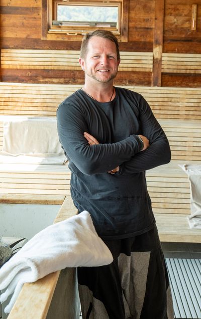 Saunameister Michael Kerschhofer bringt bei der Vollmondsauna die vier Elemente in Einklang