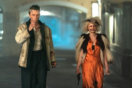 Frankenstein's Monster (Chrisitan Bale) und Frankensteins Braut (Jessie Buckley)