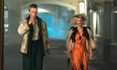 Frankenstein's Monster (Chrisitan Bale) und Frankensteins Braut (Jessie Buckley)