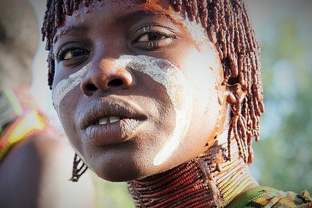 Afrikanische Traditionen im Nordosten des Kontinents: Mit Respekt und Behutsamkeit begegnen Hauser-Gäste in der südäthiopischen Omo-Region dem Volk der Hamar