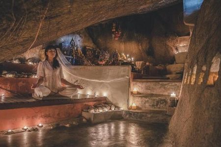 Die alte Mönchshöhle ist das Herz des Kamalaya auf Koh Samui und steht Gästen jederzeit offen