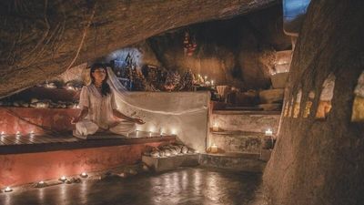 Die alte Mönchshöhle ist das Herz des Kamalaya auf Koh Samui und steht Gästen jederzeit offen