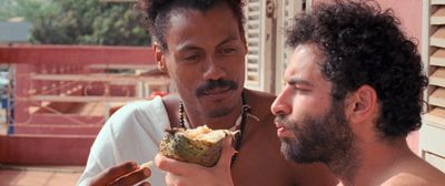 Gui (Jonathan Guilherme) heilt den erkrankten Sérgio (Sérgio Coragem) mit einer exotischen Frucht